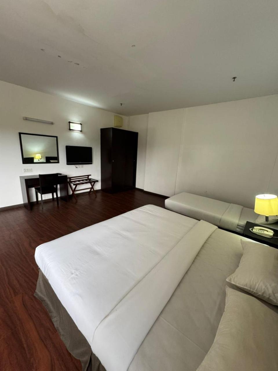 Hotel Pandan Johor Bahru Buitenkant foto